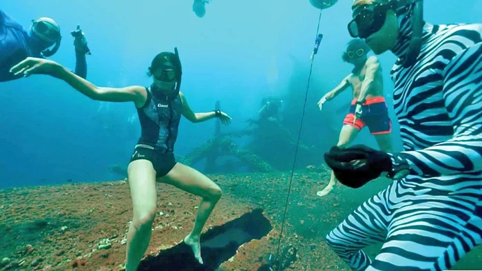 Ridicaţi mâinile în aer şi dansaţi pe ritm!