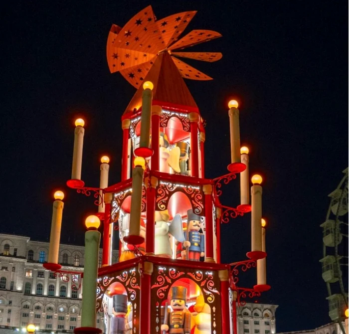 Piramida de Crăciun, punctul de atracție din Piata Constituției foto: Yolo  Media