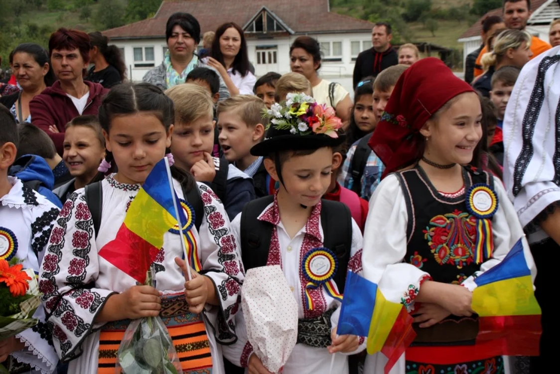 Elevii au venit şi ei îmbrăcaţi în costume populare FOTO: Bianca Gavrilă Sara