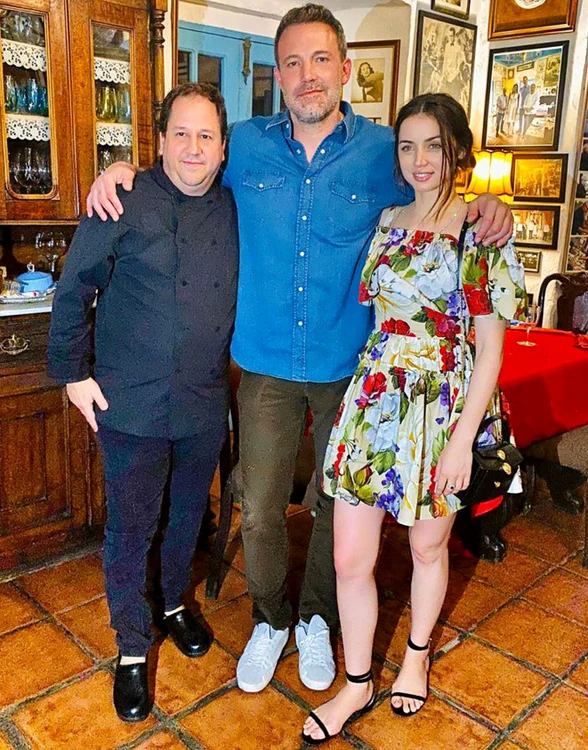 Ben Affleck și Ana de Armas, la un restaurant din Havana, alături de bucătarul-șef