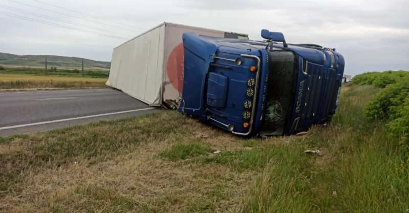 TIR-ul răsturnat a blocat ambele sensuri de circulație pe DN 24 FOTO ISU Vaslui