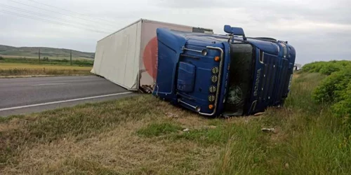 TIR rasturnat FOTO ISU Vaslui jpg