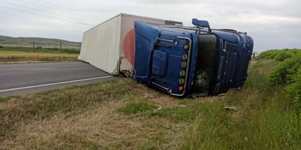 TIR rasturnat FOTO ISU Vaslui jpg
