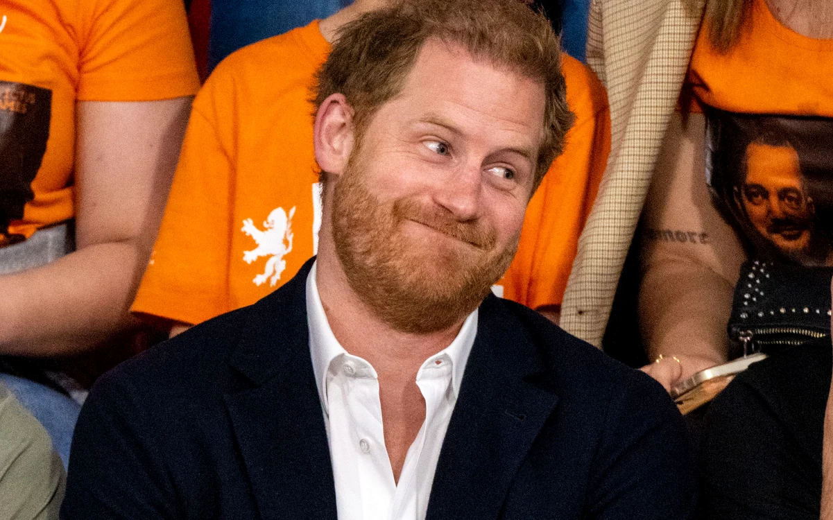 Prințul Harry zâmbind