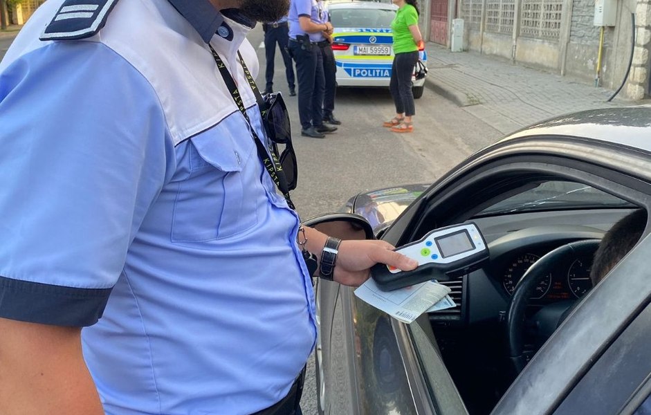 Un polițist a fost târât câțiva metri cu mașina de un șofer oprit la un filtru de rutină. Agentul a fost rănit la picioare