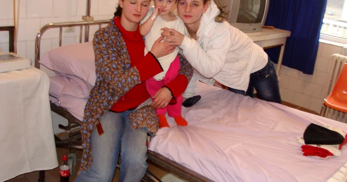 Mătuşile au vizitat-o pe Andreea la spital