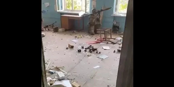 soldati ucraineni care lupta într-o cladire din Severodoneţk Foto Twitter