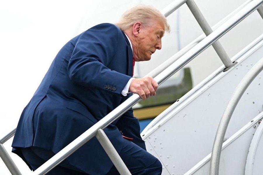 Trump s-a împiedicat pe treptele Air Force One, exact ca Joe Biden. „Scările pentru copii” i-au jucat festa