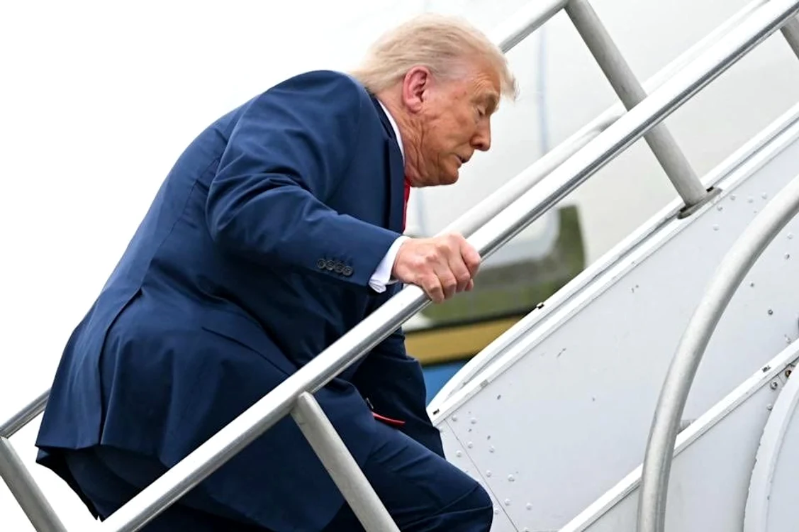 Donald Trump a fost surprins împiedicându-se pe scările avionului prezidențial Air Force One FOTO: X