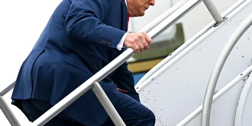 trump s a impiedicat pe scarile Air Force One foto X jpeg