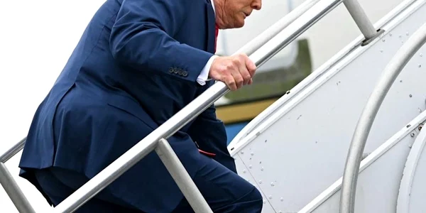 trump s a impiedicat pe scarile Air Force One foto X jpeg
