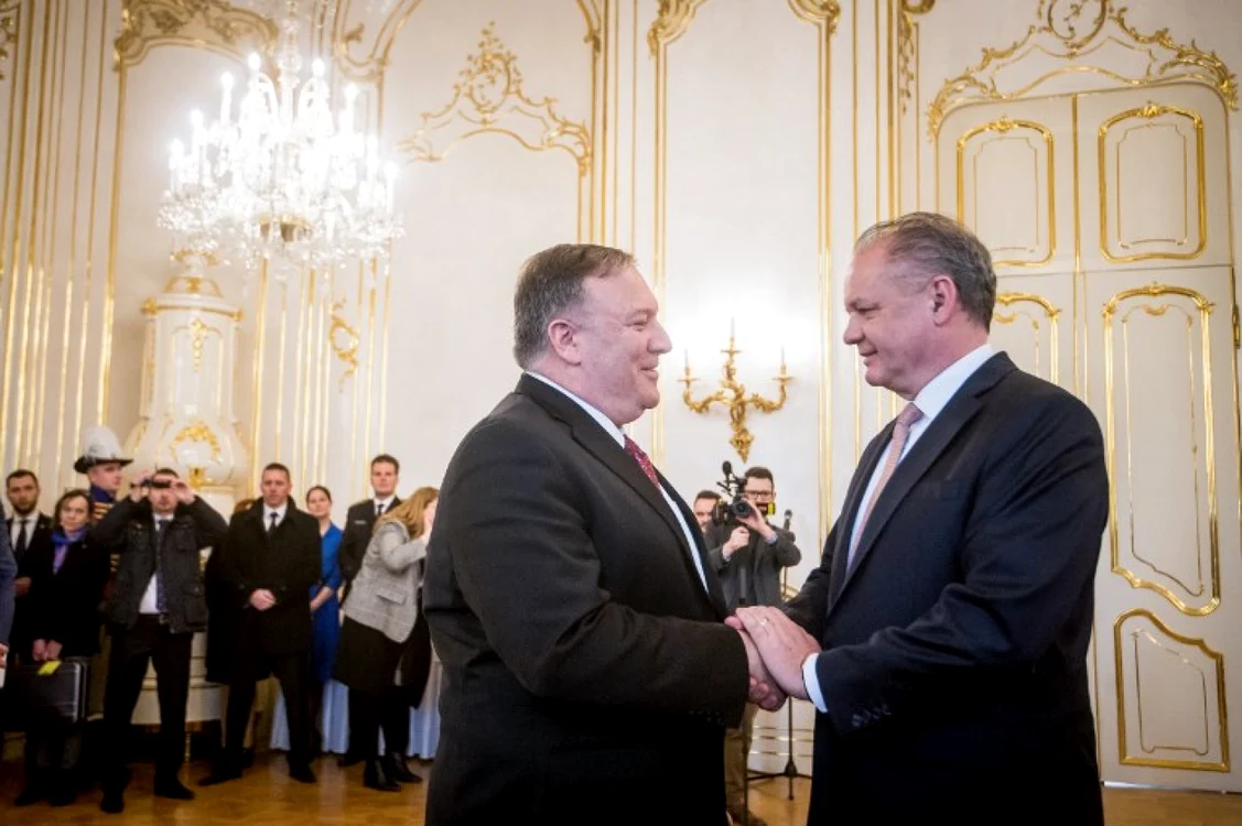Şeful diplomaţiei americane Mike Pompeo şi preşedintele Slovaciei Andrej Kiska FOTO AFP