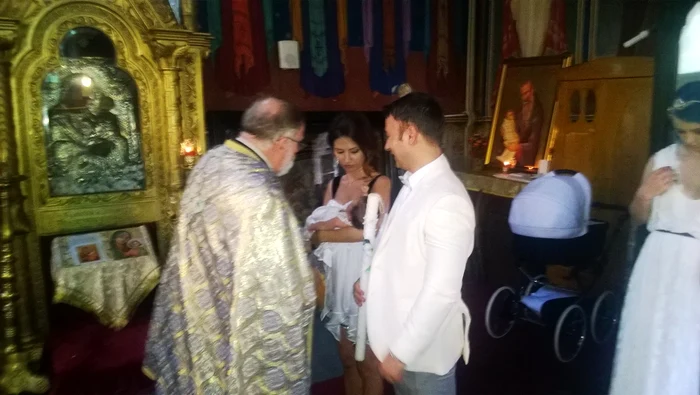 Micuţa Ingrid a fost botezat sâmbătă, iar naşi au fost prietenii Anei şi ai lui Robert, Veronica şi Dacian