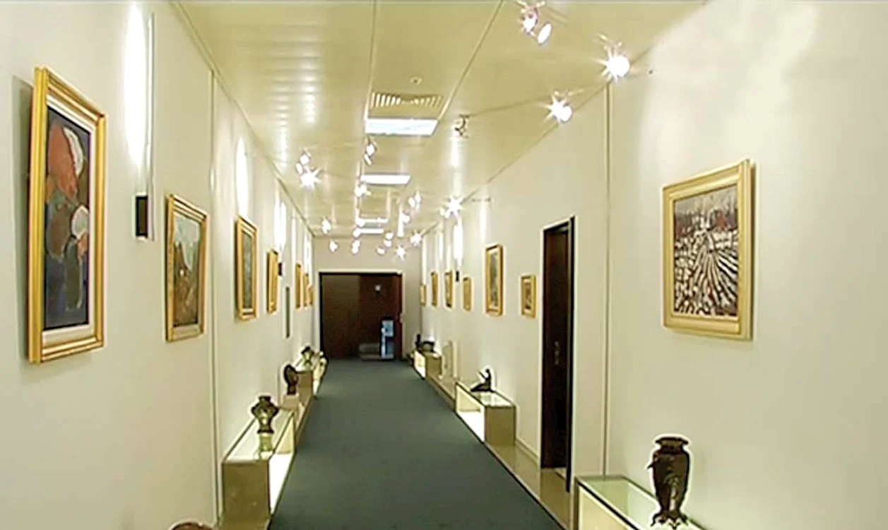 Holurile sunt decorate cu tablouri valoroase şi sculpturi de patrimoniu