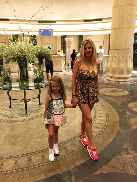 Artista a fost criticată că a purtat rochie elegantă cu adidaşi 