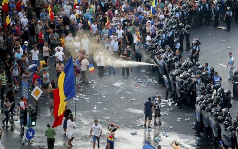 Legea care interzice simbolurile fasciste, dusă la CCR de un român care a „nazificat” Jandarmeria Română după 10 august