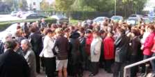 Angajaţii de la Finanţe au oprit lucrul şi au ieşit în stradă