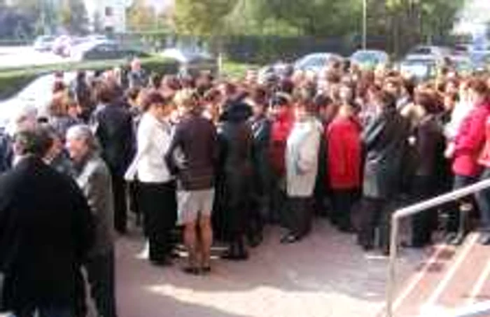 Angajaţii de la Finanţe au oprit lucrul şi au ieşit în stradă