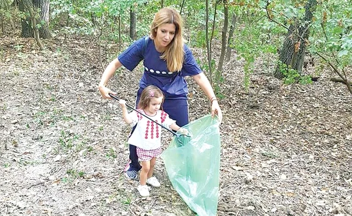 
    Amalia Enache şi-a luat şi fetiţa la curăţenie  