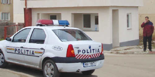 Agentul de pază supraveghează intrarea la Serviciul Rutier