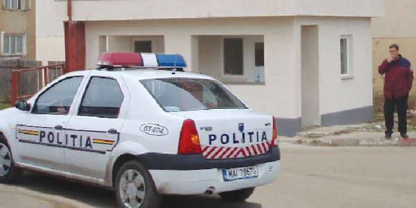 Agentul de pază supraveghează intrarea la Serviciul Rutier