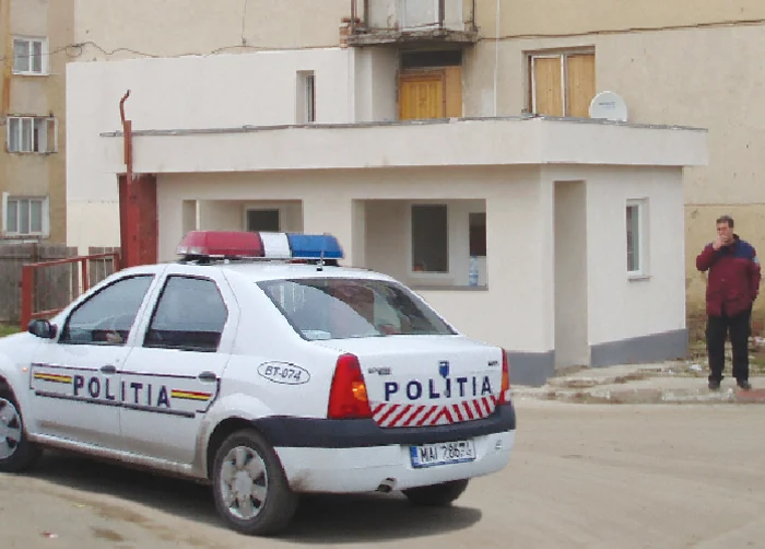 Agentul de pază supraveghează intrarea la Serviciul Rutier