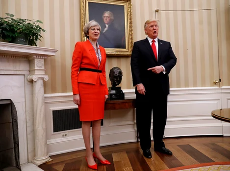 Theresa May și Donald Trump cu bustul lui Winston Churchill în Biroul Oval de la Casa Albă. FOTO: Profimedia