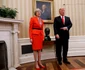 Theresa May și Donald Trump cu bustul lui Winston Churchill în Biroul Oval de la Casa Albă. FOTO: Profimedia