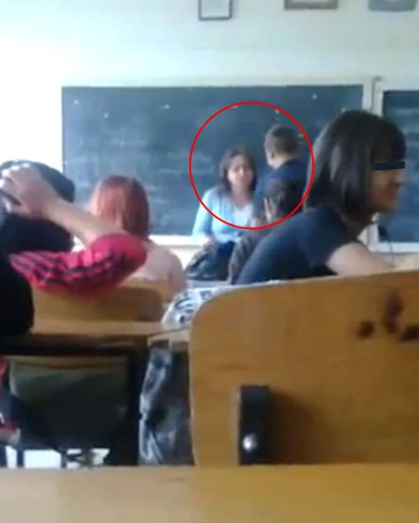 Elevul o insultă pe profesoară