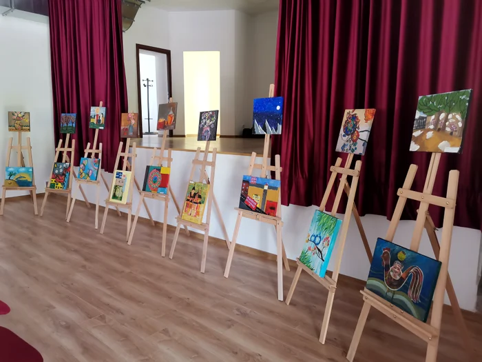 Lucrări din edițiile anterioare ale taberei pot fi admirate la căminul cultural FOTO: Alina Mitran
