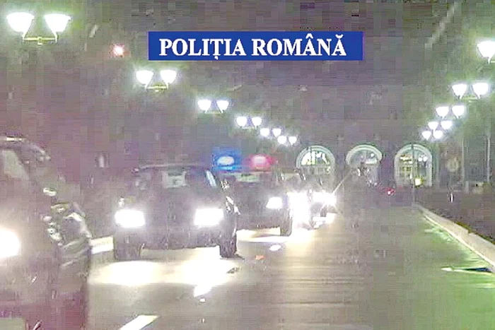 Maşinile de poliţie, cu puţin timp înainte să plece în misiune