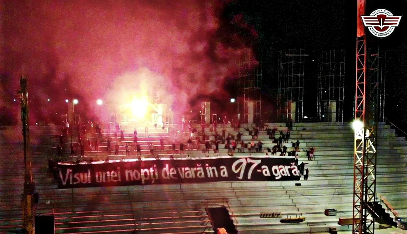Distanțați fizic, fanii au sărbătorit pe stadionul Rapid împlinirea a 97 de ani de la fondarea grupării alb-vișinieFoto: Facebook/FCRapid1923