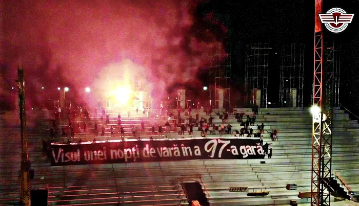 
    Distanțați fizic, fanii au sărbătorit pe stadionul Rapid împlinirea a 97 de ani de la fondarea grupării alb-vișinieFoto: Facebook/FCRapid1923  