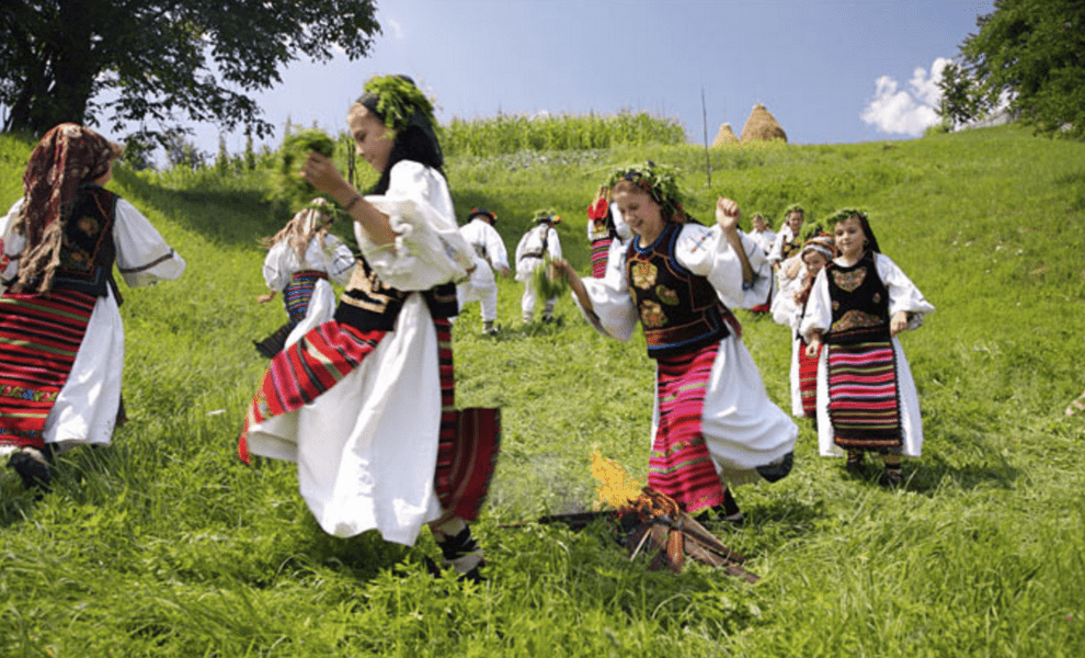 VIDEO Ritual unic în Bihor, de Paşte: Fraţii şi suratele „de cruce” se prind în jocul lioarelor
