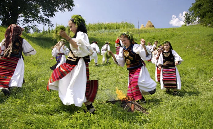 Dansul are denumiri diferite, în funcţie de zonă. Foto: ghid local.ro