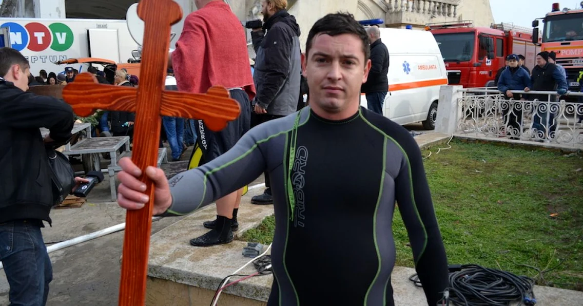 Alexandru Oprea a prins prima cruce aruncata in mare de boboteaza la constanta. FOTO Adrian Boioglu