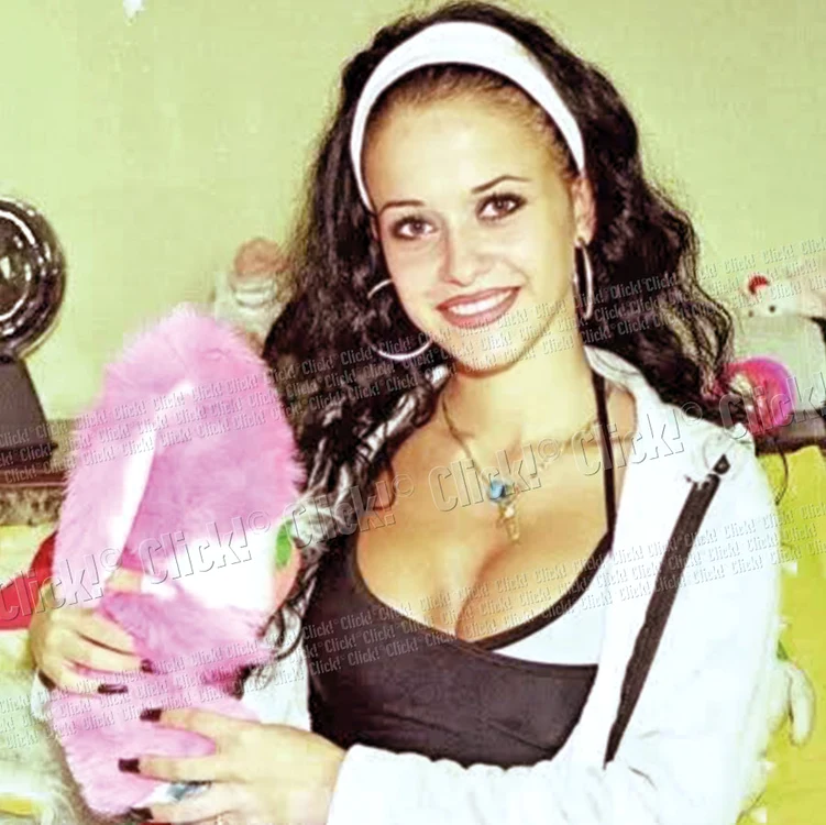 
    În adolescenţă nu era doar  o fată supersexy, ci avea şi  10 pe linie la toate materiile (fotografii: Arhivă personală)  