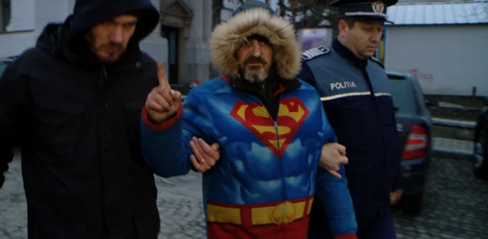 Bărbatul s-a îmbrăcat în superman şi ameninţă că se va arunca de pe clădirea teatrului din Iaşi