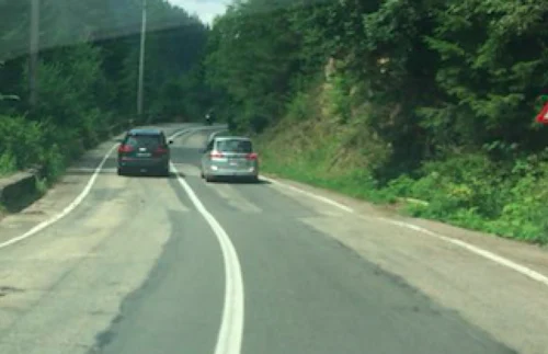 Depăşire extrem de periculoasă pe Transfăgărăşan cu maşini SUV şi motociclişti - şofer de Audi din staff-ul Transylvania Road Trip Foto Sînziana Ionescu