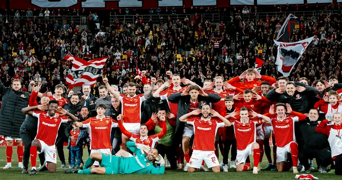 Alb-roșii au sărbătorit mult-așteptata victorie contra Rapidului. Foto Fecebook Dinamo