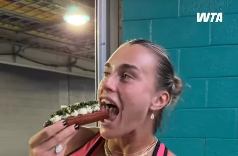 De ce costă 100 de dolari hot dog-ul pe care l-a mâncat Aryna Sabalenka la Miami. Ingredientele, disponibile doar pentru cei din clubul turneului