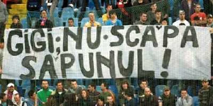 FOTBAL: Fanii echipei Steaua vor continua scandările contra lui Gigi Becali