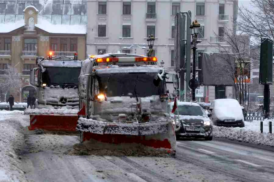 
    Zăpada şi viscolul au blocat drumuri în mai multe judeţe din BărăganFoto: Sever Gheorghe  