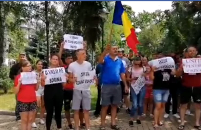 Protestatarii în faţa Prefecturii Mehedinţi