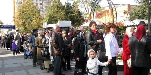 Credincioşii au umplut Pietonalul Unirii aşteptănd să se roage la moaştele celor 15 sfinţi