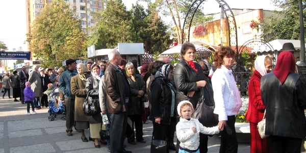 Credincioşii au umplut Pietonalul Unirii aşteptănd să se roage la moaştele celor 15 sfinţi