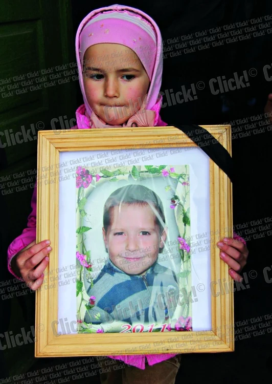 
    Ioana, colega de grădiniţă a lui Sami, a purtat fotografia băieţelului până la mormânt  