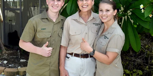  Bob Irwin Terri Irwin si Bindi Irwin trateaza animalele ranite in incendiile din australia foto guliver getty images  