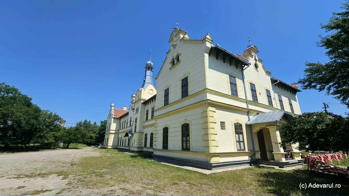 Gara municipiulu Brad  Foto Daniel Guță ADEVĂRUL (1) jpg