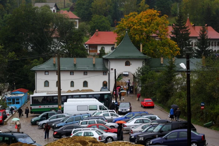 În ultimii ani popularitatea mănăstirii a crescut, iar numărul turiştilor de asemenea. FOTO: D.Guţă.